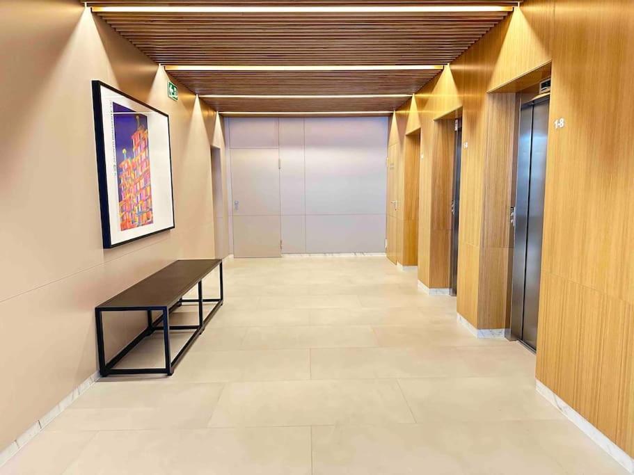 New, Port, Free Parking Ybh4a Apartment
